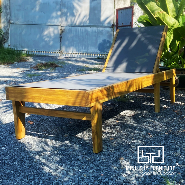 Ghế hồ bơi khung gỗ teak kết hợp lưới textilene thoáng mát cho resort sân vườn